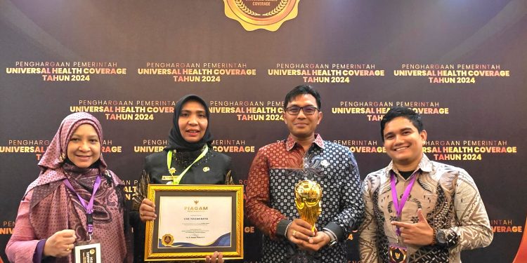 Fitriany Farhas Terima Penghargaan UHC Award dari Wakil Presiden