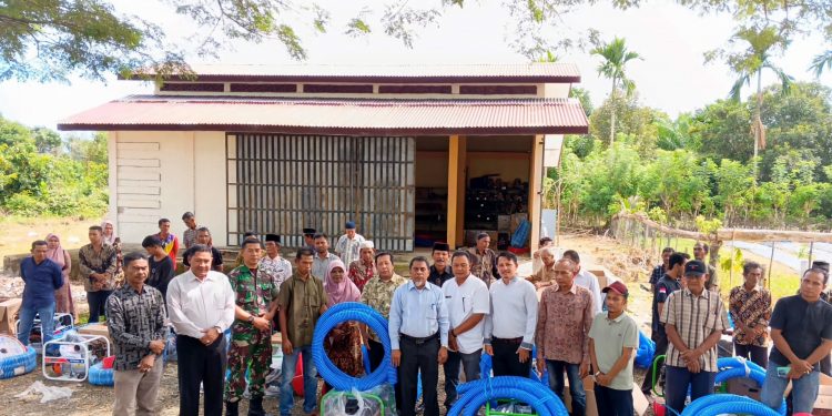 Pemkab Nagan Raya Serahkan 38 Unit Pompa Air Bantuan dari Kementan kepada Kelompok Tani
