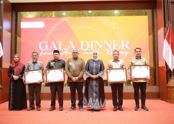 Pj Bupati dan Kepala Bappeda Nagan Raya Terima Penghargaan Gubernur Aceh