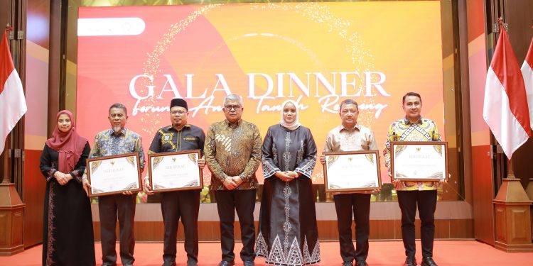 Pj Bupati dan Kepala Bappeda Nagan Raya Terima Penghargaan Gubernur Aceh