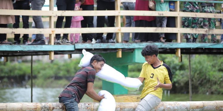 Tangkap Bebek, Pukul Bantal dan Panjat Pinang Ramaikan HUT ke-79 RI di Nagan Raya