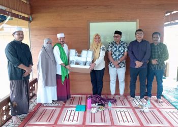 Pj Bupati Fitriany Serahkan Bantuan Lampu PJU kepada Dayah dan Pesantren di Nagan Raya