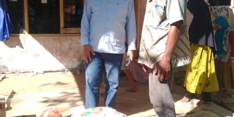 Cabup Asib Amin Salurkan Bantuan Masa Panik Korban Rumah Terbakar