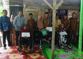 Pemkab Nagan Raya Salurkan Kursi Roda Untuk Disabilitas dan Lansia