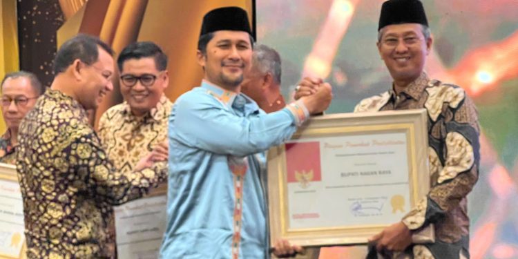 Pj Bupati Nagan Raya Terima Penghargaan Siddhakarya Tahun 2024