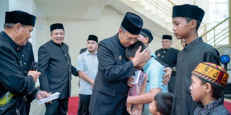 Pj Bupati Iskandar Hadiri Maulid IKNR Banda Aceh serta Santuni Anak Yatim