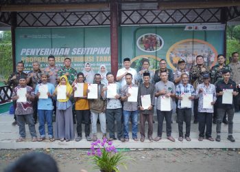 BPN Nagan Raya Serahkan  Sertipikat Tanah untuk Petani Mitra PT Socfindo