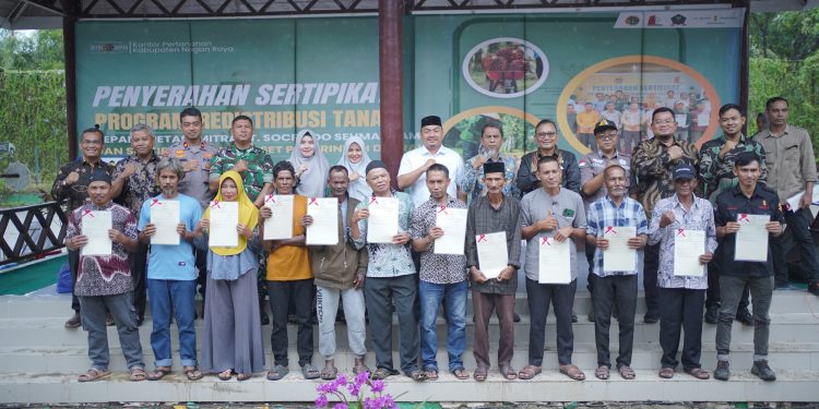BPN Nagan Raya Serahkan  Sertipikat Tanah untuk Petani Mitra PT Socfindo
