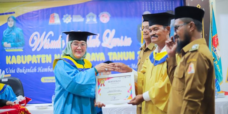 Pemkab Nagan Raya Wisudakan 82 Siswa Lansia