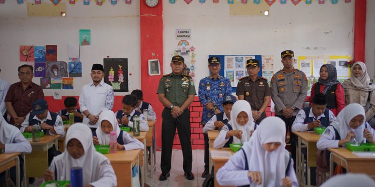 3.440 Siswa Nikmati Makan Bergizi Gratis Perdana di Nagan Raya
