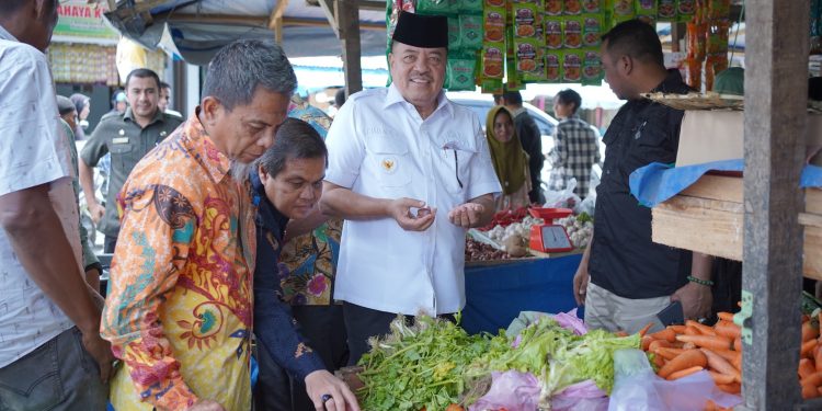 Bupati TRK Sidak Pasar Tradisional Simpang Peut, Pastikan Ketersediaan Bahan Pokok Selama Ramadan