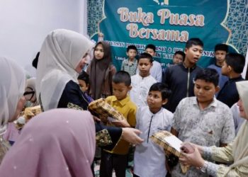 Ketua PKK Aceh Santuni Anak Yatim di Yayasan Halimoen Al Asyi