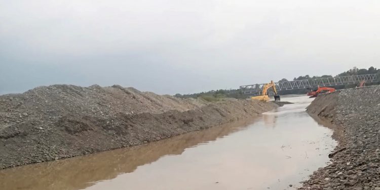 Respon Cepat Bupati TRK , Perintahkan Kerukkan Aliran Irigasi Lung Tiga