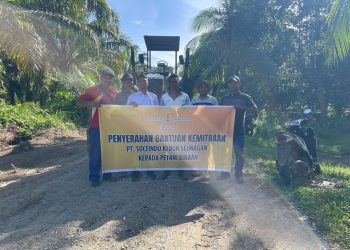 Perbaiki Jalan Rusak, PT Socfindo Kebun Seunagan Kerahkan Satu Unit Grader Ke Padang Panyang