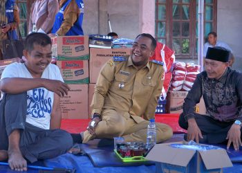 Raja Sayang Serahkan Bantuan Masa Panik Kepada Korban Kebakaran di Gampong Cot