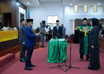 Ketua DPRK Nagan Raya, Mohd Rizki Ramadhan saat melantik Rauzatul Jannah