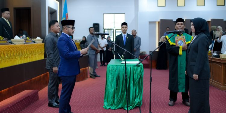 Ketua DPRK Nagan Raya, Mohd Rizki Ramadhan saat melantik Rauzatul Jannah