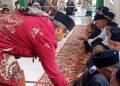 Pengurus Pesantren Lubata Al-Ikhlas Peusijuk Santri Perdana Tahun Ajaran 2025-2026