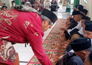 Pengurus Pesantren Lubata Al-Ikhlas Peusijuk Santri Perdana Tahun Ajaran 2025-2026