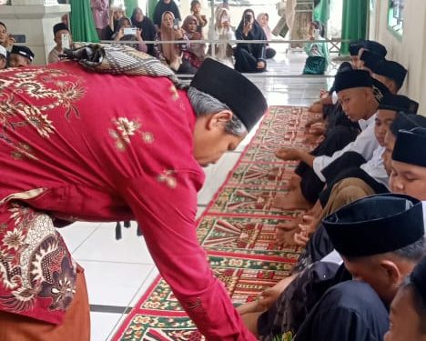 Pengurus Pesantren Lubata Al-Ikhlas Peusijuk Santri Perdana Tahun Ajaran 2025-2026