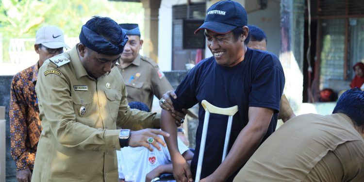 Wabup Raja Sayang Serahkan Bantuan Kursi Roda kepada Warga Kurang Mampu