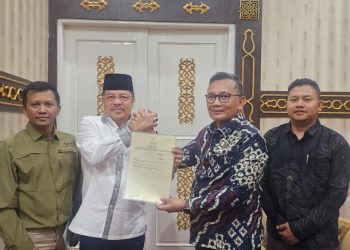 BPN Nagan Raya Serahkan Sertipikat Tanah Sekolah Rakyat kepada Bupati TRK