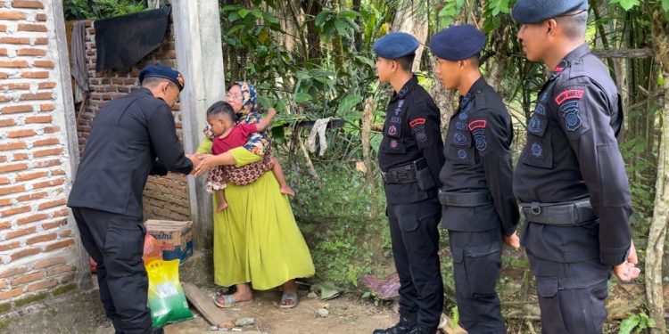 Peduli Sesama, Brimob Aceh Batalyon C Pelopor Salurkan Bantuan untuk Warga Kurang Mampu
