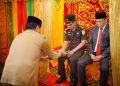 Bupati Nagan Raya Sambut Kajari dan Ketua PN Baru dengan Prosesi Adat Peusijuek