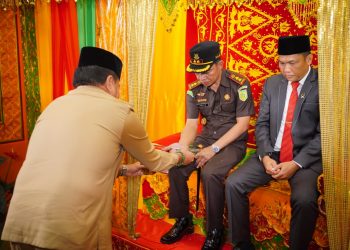 Bupati Nagan Raya Sambut Kajari dan Ketua PN Baru dengan Prosesi Adat Peusijuek