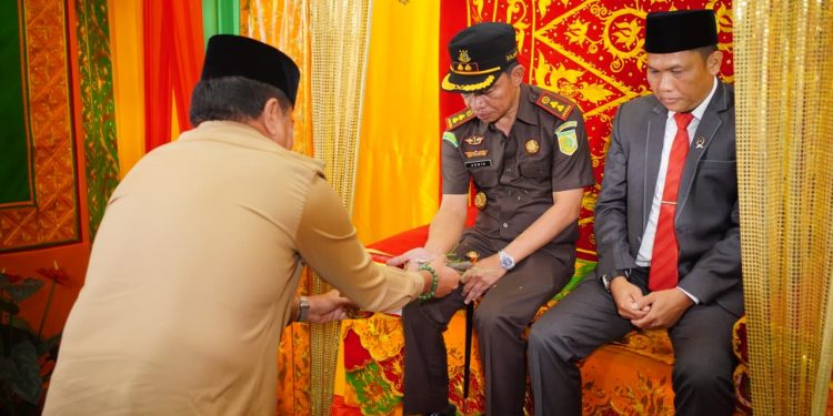 Bupati Nagan Raya Sambut Kajari dan Ketua PN Baru dengan Prosesi Adat Peusijuek