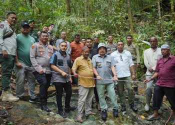 Bupati Nagan Raya Tinjau Penemuan Batu Giok Raksasa di Beutong