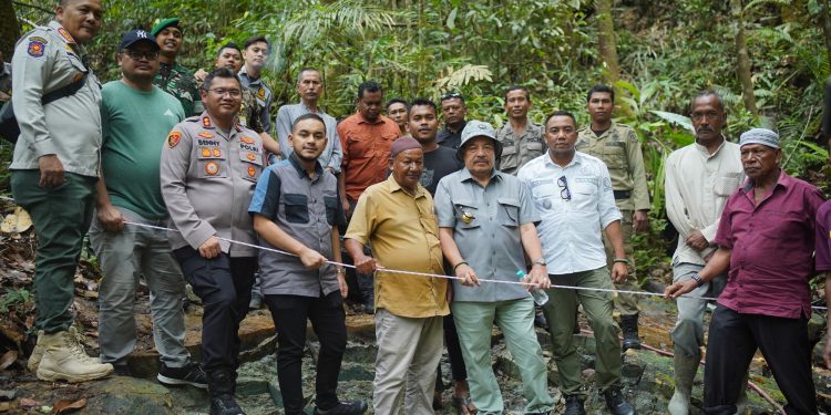 Bupati Nagan Raya Tinjau Penemuan Batu Giok Raksasa di Beutong