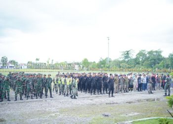 Bupati TRK Pimpin Gotong Royong Massa di Kompleks Perkantoran Suka Makmue