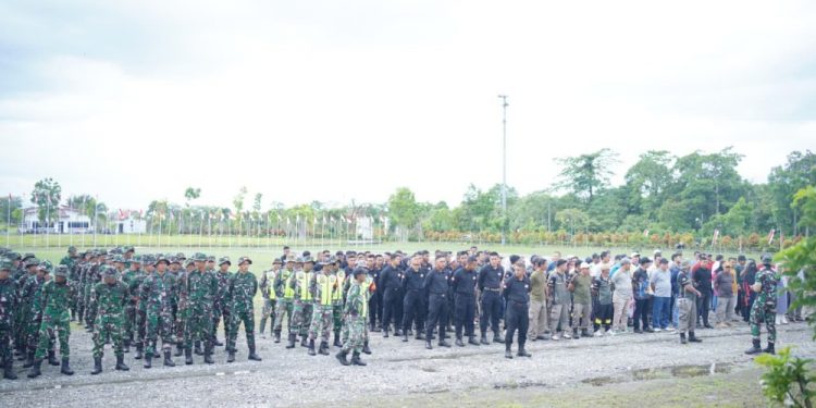 Bupati TRK Pimpin Gotong Royong Massa di Kompleks Perkantoran Suka Makmue