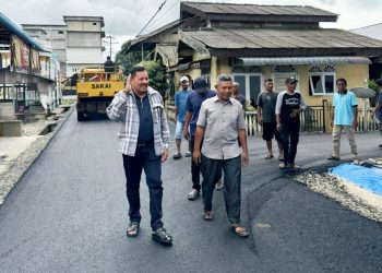Bupati TRK Tinjau Pengaspalan Jalan di Darul Makmur
