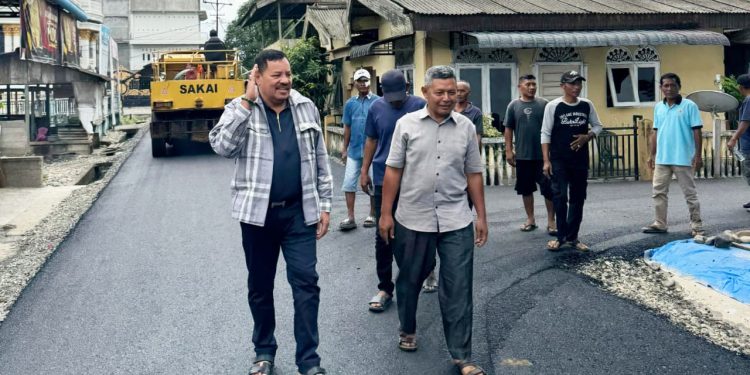 Bupati TRK Tinjau Pengaspalan Jalan di Darul Makmur