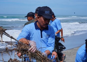 DKPP Nagan Raya gelar Aksi Bersih Pantai di Tripa Makmur