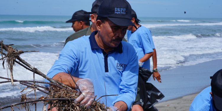 DKPP Nagan Raya gelar Aksi Bersih Pantai di Tripa Makmur