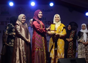 Ketua Dekranasda Nagan Raya Raih Juara III Fashion Show se-Aceh