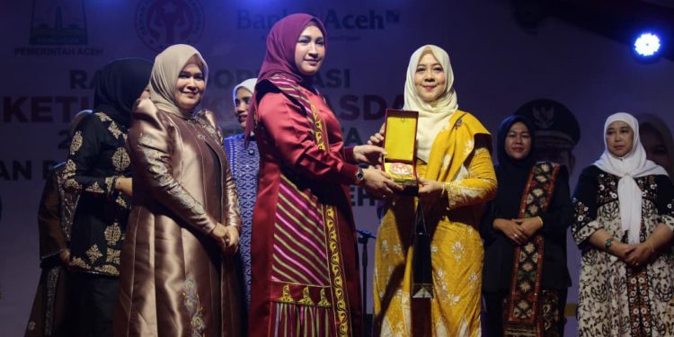 Ketua Dekranasda Nagan Raya Raih Juara III Fashion Show se-Aceh