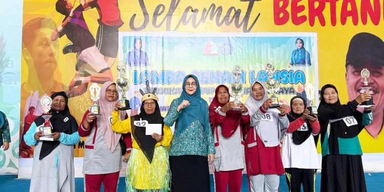 Ketua TP-PKK Nagan Raya Ajak Lansia Hidup Sehat lewat Senam