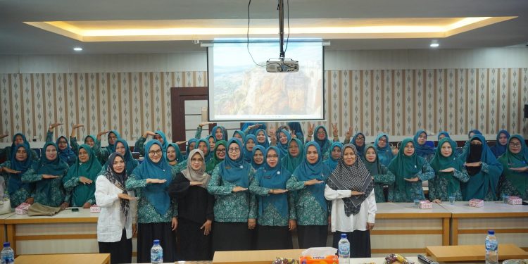 Ketua TP-PKK Ny Cut Inda TR Keumangan Buka Kegiatan Penyuluhan Parenting