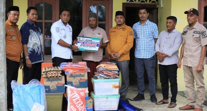 Kunjungi Korban Kebakaran di Blang Sapek, Wabup Raja Sayang Serahkan Bantuan Masa Panik