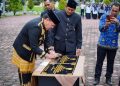 Peringati HGN 2025 di Nagan Raya, Bupati TRK Tandatangani Prasasti Penegerian 18 Sekolah