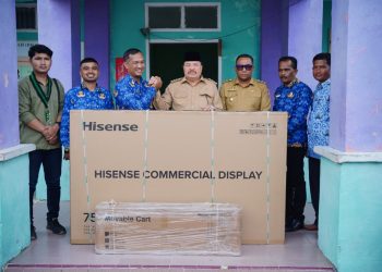 Perkuat Literasi Digital, Bupati TRK Serahkan Smart TV ke SMPN 1 Seunagan