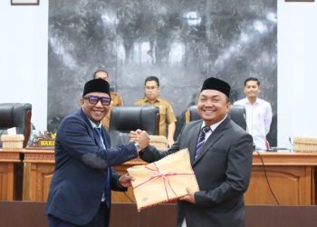 Raja Sayang Sampaikan Tiga Raqan Tahun 2025 dalam Rapat Paripurna DPRK