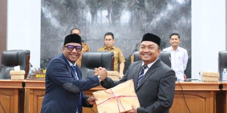 Raja Sayang Sampaikan Tiga Raqan Tahun 2025 dalam Rapat Paripurna DPRK