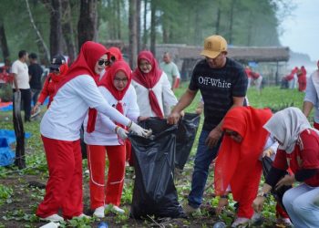 Sambut HUT RI ke-80, TP-PKK Nagan Raya Bersihkan Pantai Naga Permai