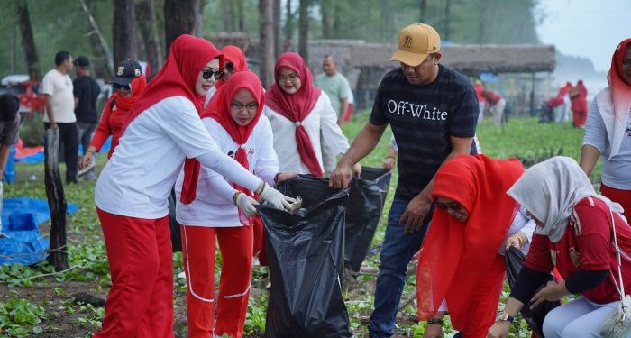 Sambut HUT RI ke-80, TP-PKK Nagan Raya Bersihkan Pantai Naga Permai