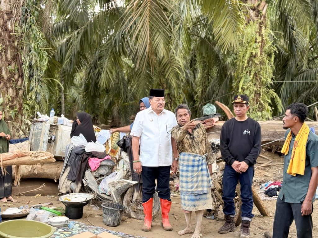 Bupati Teuku Raja Keumangan mendengarkan keluh kesah warga di saat meninjau lokasi Banjir di Gampong Alue Waki, Kecamatan Darul Makmur, Kabupaten Nagan Raya, Sabtu (29/11/2025)
